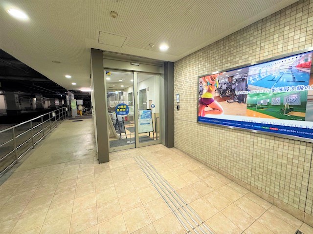 【ミッドナイトモーニングコース】入口案内①こちらの正面口左手の通路をお進みください。