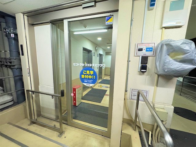 【ミッドナイトモーニングコース】入口案内②　こちらの扉よりご入館ください。