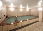 【男性スパ】40℃前後の浴槽で足を伸ばしてお寛ぎください。運動後のリラックスタイムとしては勿論、日頃の疲れを癒やすためにお風呂だけのご利用も可能です。