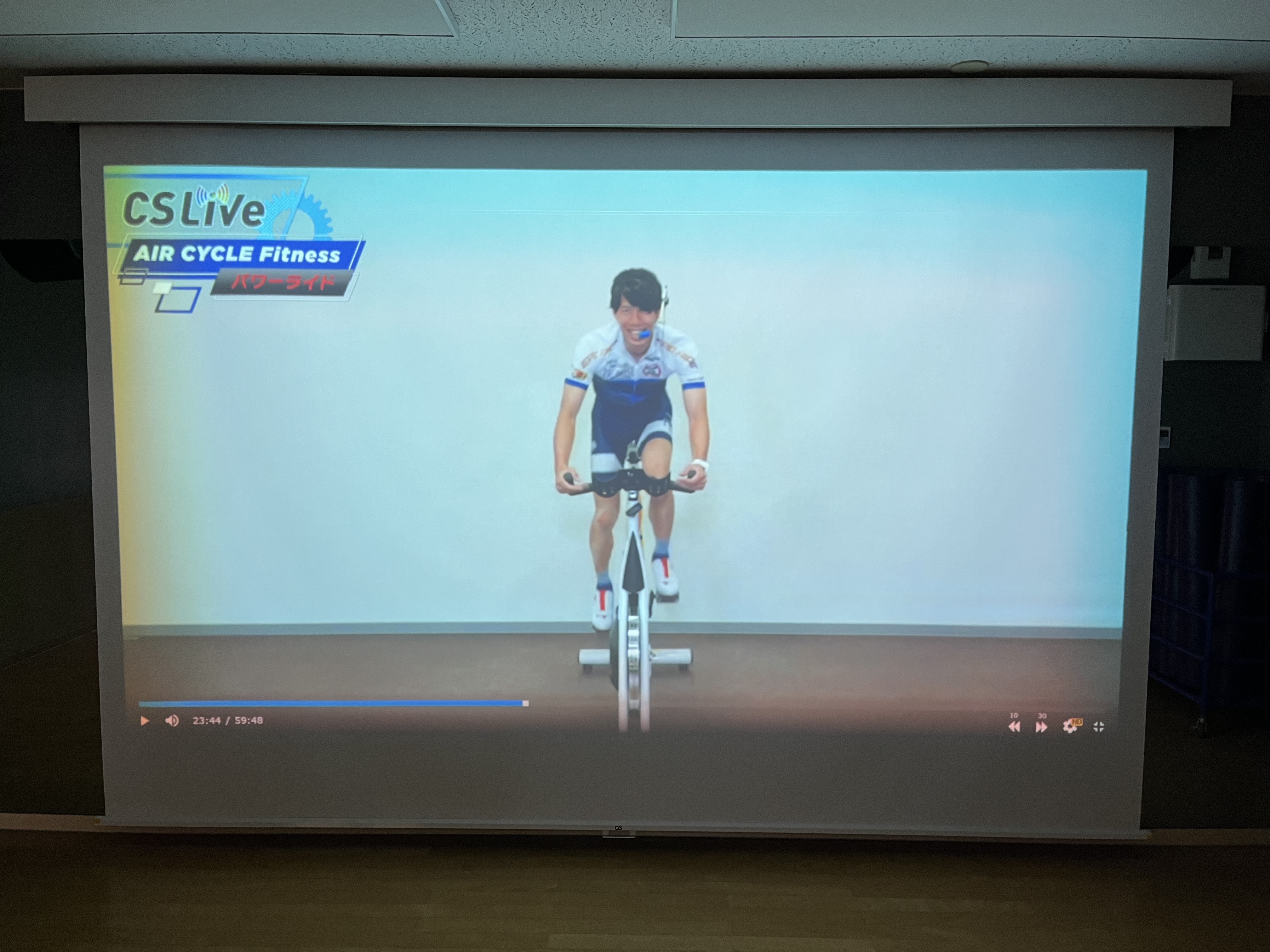 【CSLive】セントラルスポーツのライブ配信エクササイズ　暗い中でのレッスンで人目を気にせず思いっきり汗を流せます！