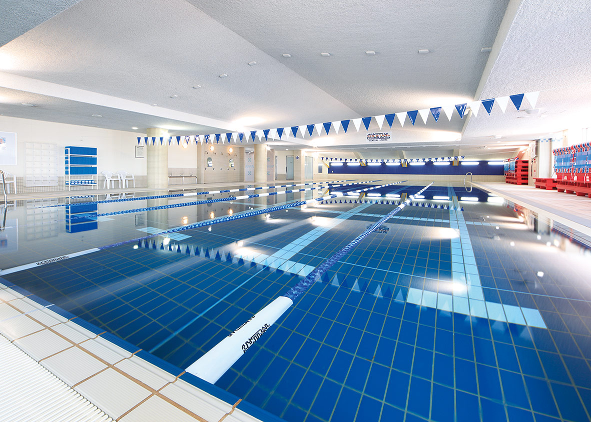【プール】　25ｍ×5コース　水温は1年を通じ31℃前後をキープしています。水深1.15M (幼児クラスや水慣れクラスは赤台を入れて水深70cmで実施します）