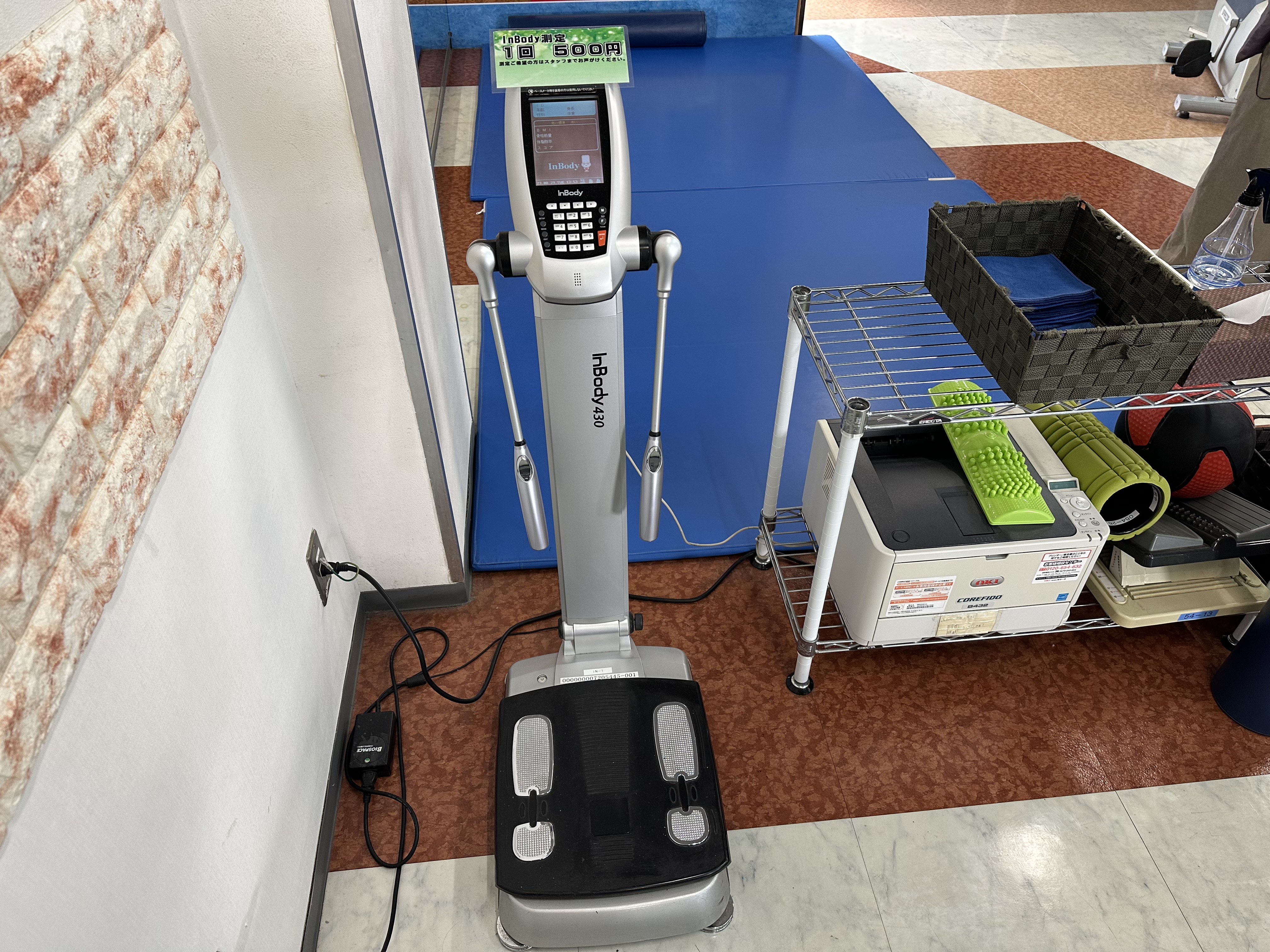 ジムエリア　INBODY（体成分測定器）体重、体脂肪、筋肉量、基礎代謝などの測定ができます。