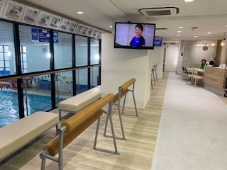 【スクールギャラリー館内】2026年5月リニューアル！スイミングスイミングスクール専用観覧スペース、座席数増大しました！