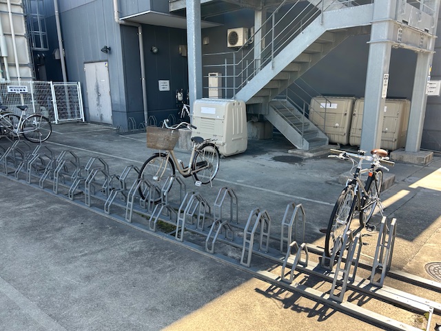 駐輪場〈当クラブ裏手にございます〉