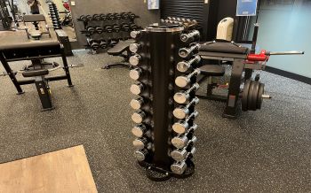 【ダンベル①1ｋｇ～10ｋｇ※2か所】ラックは４カ所にあり最大４０Kgまで用意。アジャスタブルベンチと合わせてのご利用がおすすめ。