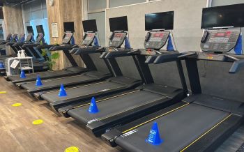 【ランニングマシン】10台設置。ウォーキングからランニングまで行える有酸素マシンです。