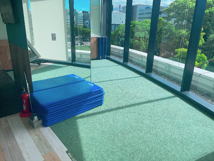 【ストレッチゾーン】ストレッチマット、ストレッチポールを使ってゆっくりストレッチをしていただけます。