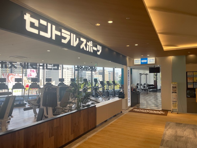 【クラブ外観】映画館のおとなり、開放感のある素敵なクラブです！
