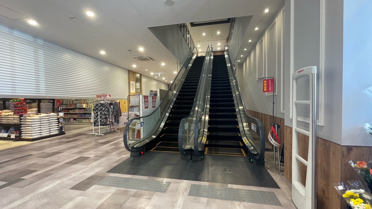 【2階への行き方】1階からはエスカレーターがございます。2階に上がっていただき右に進んでいくと当クラブがございます。