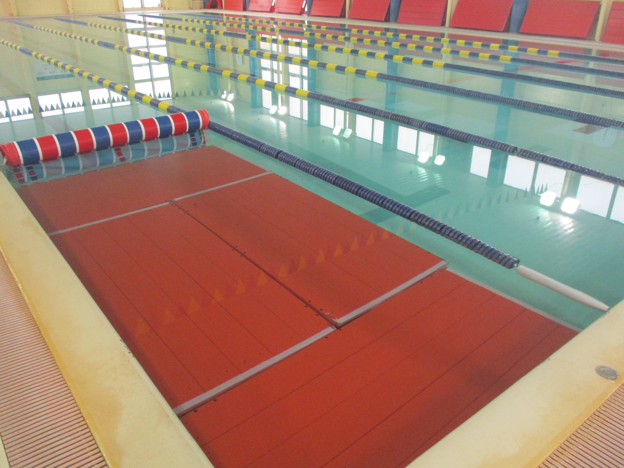 ＜プール＞25M×7コース！水深1.0M（幼児クラスや水慣れクラスは赤台を入れて水深60cmで実施）、水温30度～31度冬でも快適に指導を受けれます。