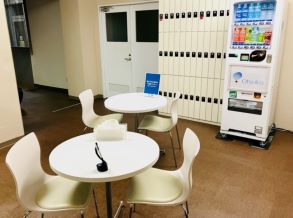 ＜休憩スペース＞ラウンジでお友達と会話を楽しみましょう。