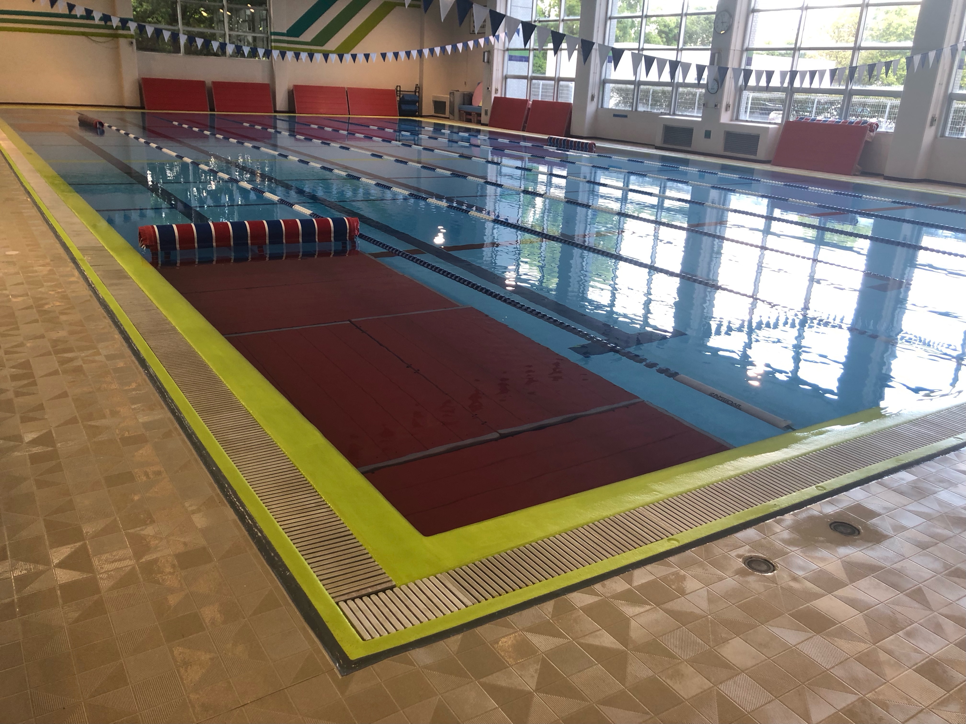 ＜プール＞25ｍ7コース　水深1ｍ (幼児クラスや水慣れクラスは赤台を入れて水深60cmで実施)