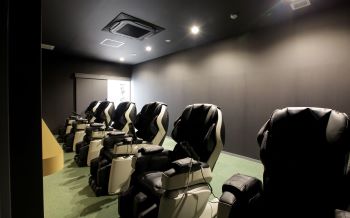 〈リラックスルーム〉２階ジム入口にはマッサージチェアが６台！