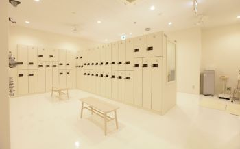 〈ロッカールーム〉白基調のロッカールームは、居心地の良い快適な空間