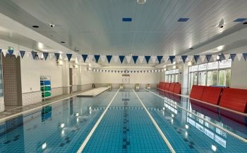＜プール＞25M×4コース完備!!室内プールの為、年中水温が安定しております。