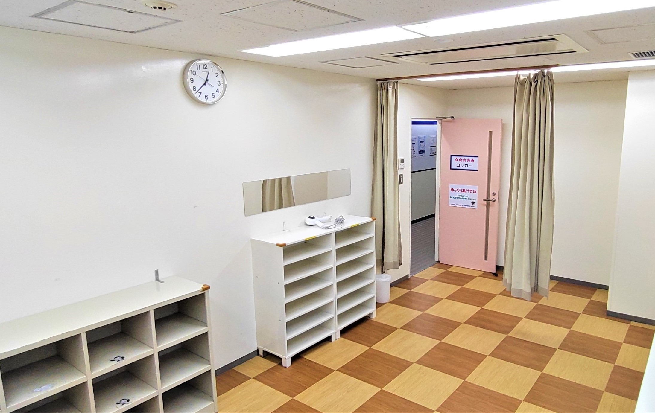 女の子スクールロッカーです。入口にカーテンがあるのでドアが開いても安心です。