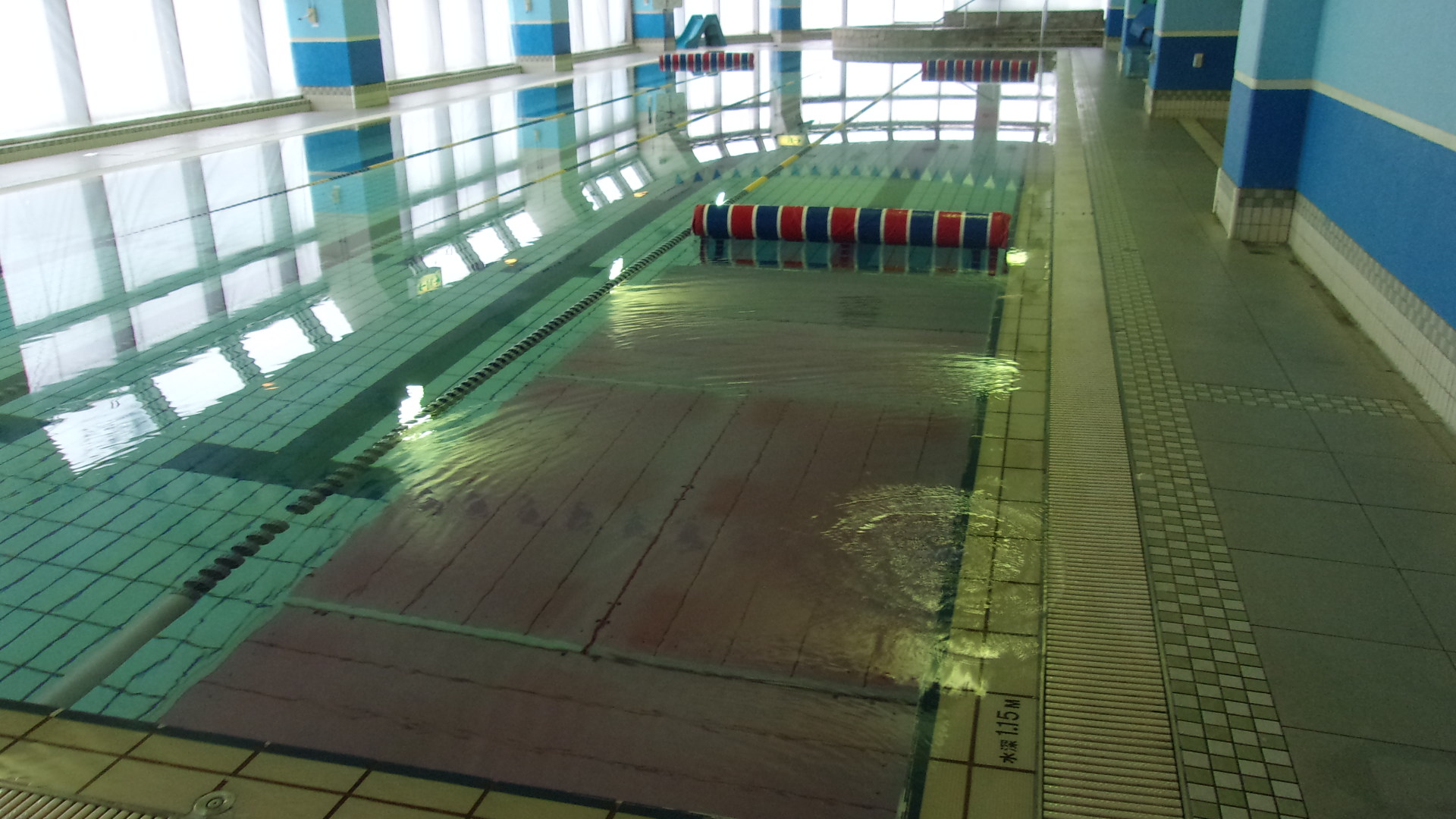 ＜プール＞25ｍ×4コース！水深1.1ｍ（幼児クラスや水慣れクラスは赤台を入れて水深70㎝で実施）、水温30度～31度冬でも快適に指導を受けられます。