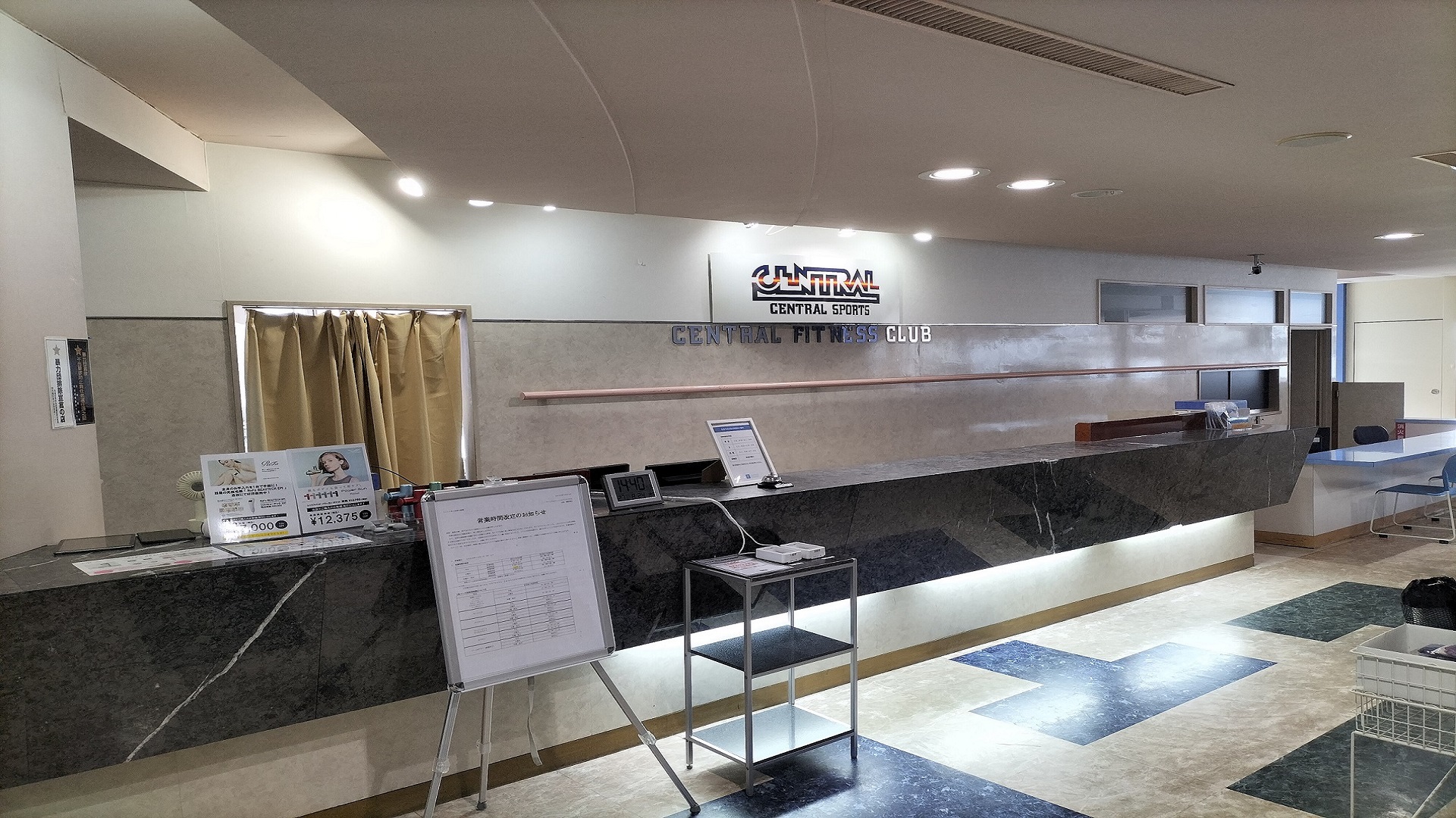 ＜受付カウンター＞会員証のQRコードをかざすと、入退館通知が保護者に届きます。