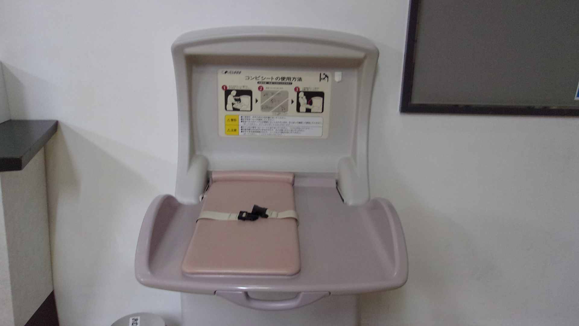 ＜ベビーシート＞6Fスクール用女子ロッカー入口前に完備しております。小さなお子様のオムツ交換も安心です。