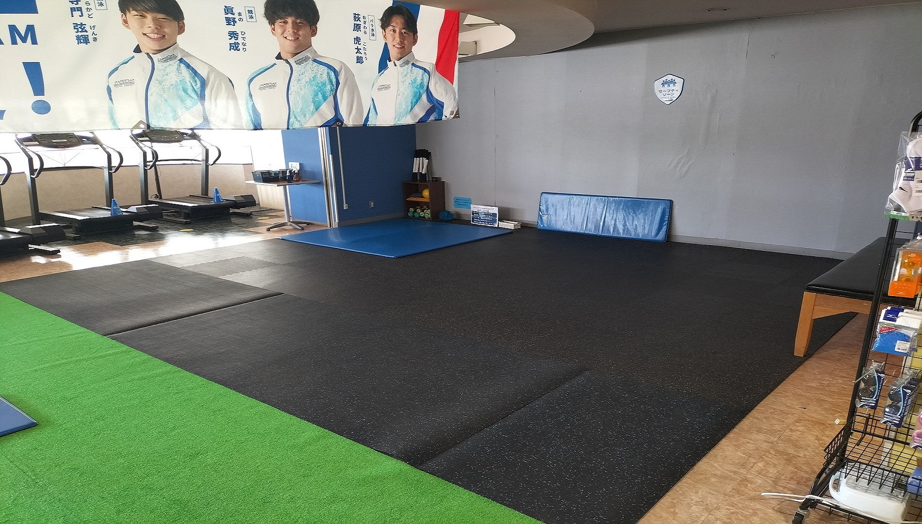 ストレッチエリア①：広くスペースを確保しております！運動後、しっかりとクールダウンストレッチをおこないましょう！