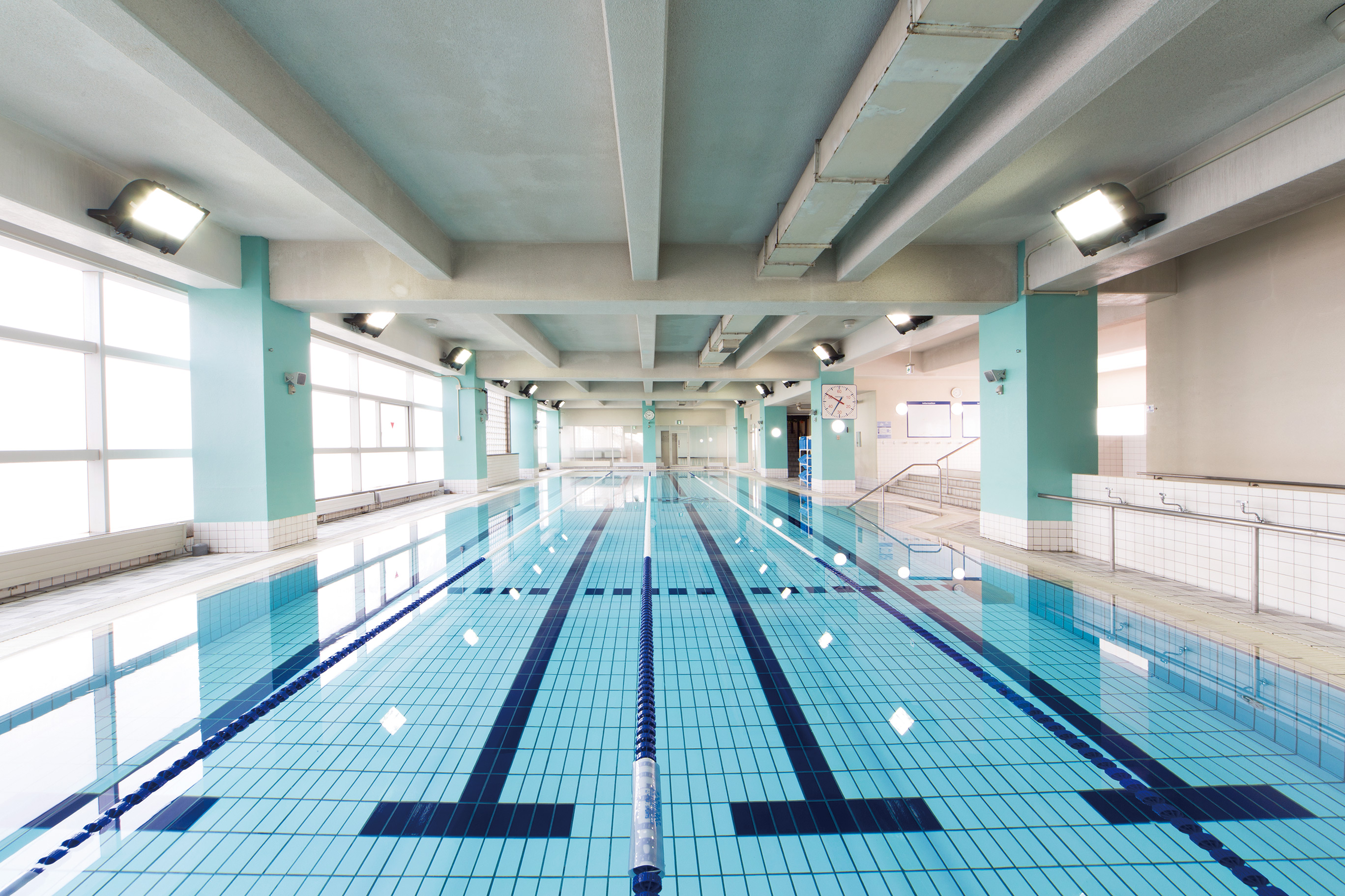 【メインプール】25ｍ×4コース、水深1.2Mも魅力的☆水温は年間を通して30℃～32℃で保たれております。