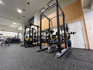 【GYM4】フリーウエイトは、ベンチプレス2台、スミスマシン1台、パワーラック1台、ケーブルマシン2台、混雑のストレスなく使えます。