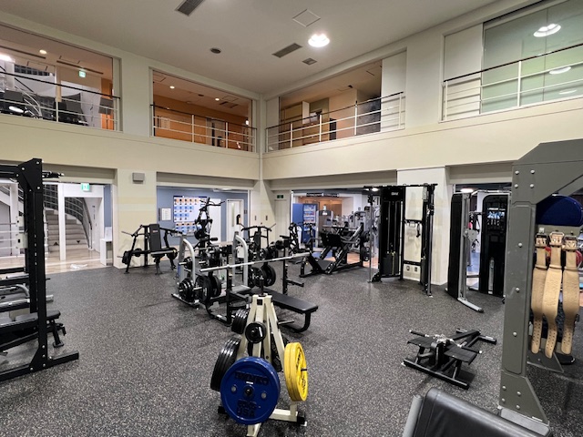 【GYM6】フリーウエイトは、ベンチプレス2台、ケーブルマシン2台、パワーラック2台と充実のラインナップ！