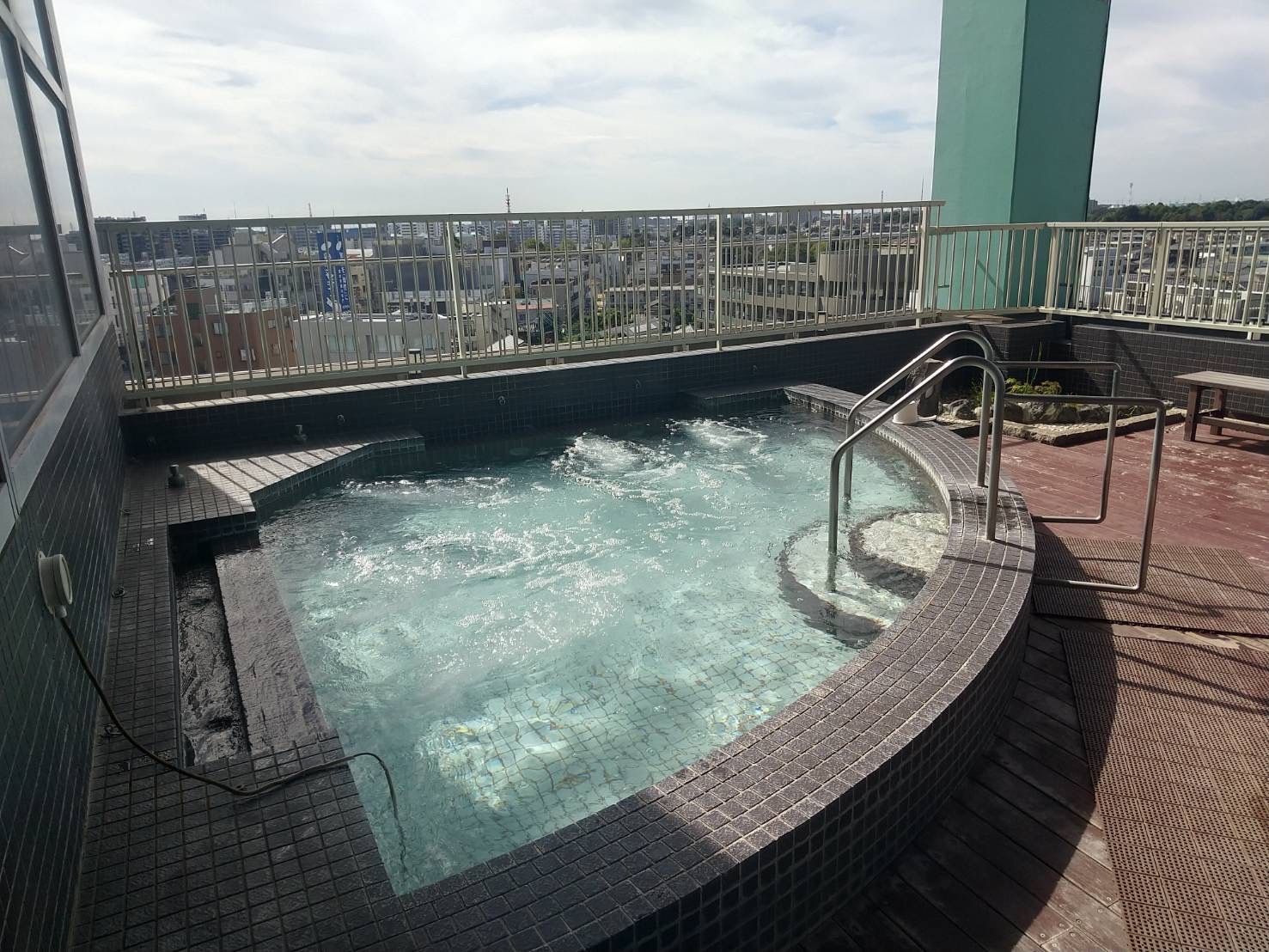 ＜6F屋外ジャグジー＞プール外にもジャグジー有！（水温40℃前後）