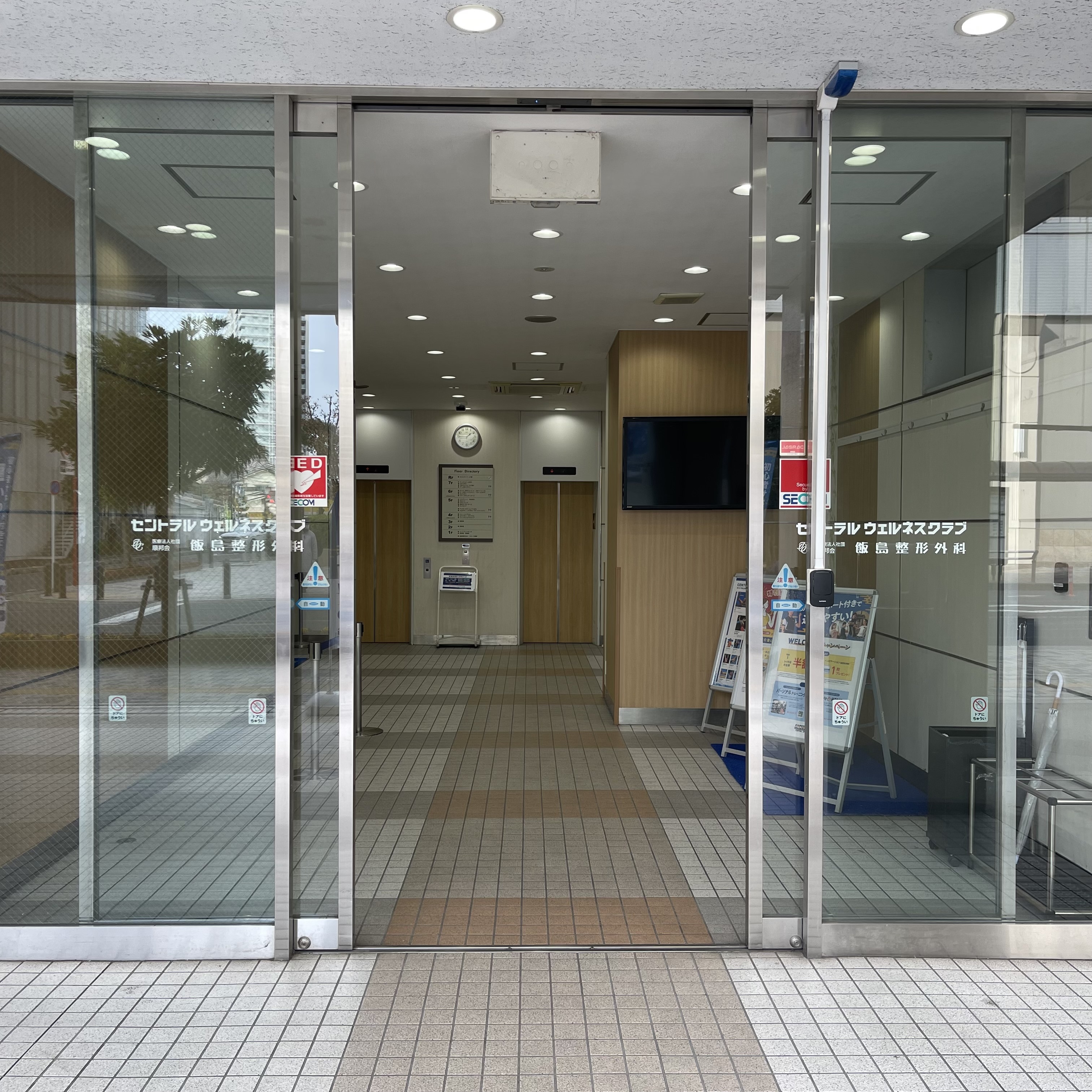 ＜1Fエントランス＞受付は5階まで。エレベーターは2基稼働しています。MMの方は右側のみ4階まで。