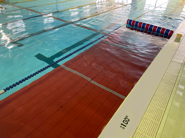 ＜プール＞ 25m×7コース！水深1.0M~1.2M (幼児クラスや水慣れクラスは赤台を入れて水深70cmで実施)、水温30度～31度 冬でも快適に指導を受けられます。