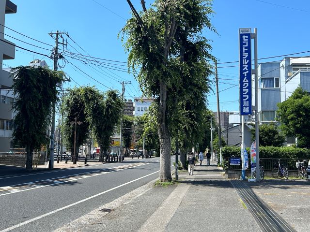 川越街道沿いにございます。クラブ正面に第一駐車場5台完備（内軽専用2台）