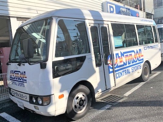 <スクールバス＞　スクールの送迎を行っております。