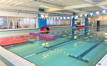 プール【25M×4コース  水深1.1M  水温30度程度  幼児水慣れクラスは赤台を入れて水深70cmで実施】