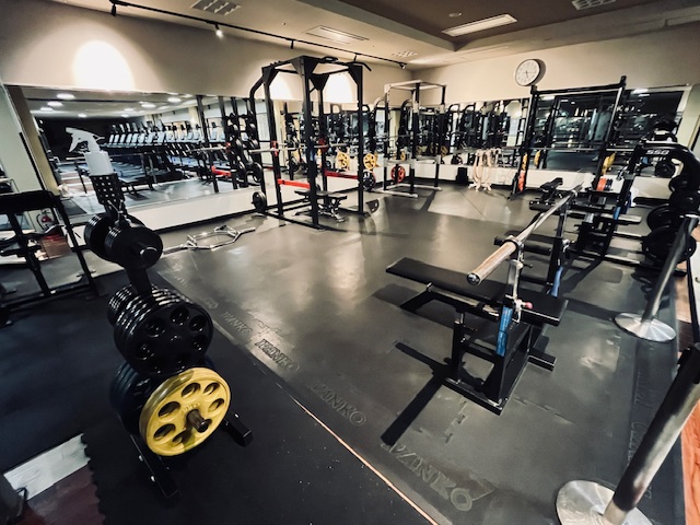リニューアルGYM 〈フリーウエイトエリア拡大①〉 エリアを拡張しパワーラック２台、ベンチプレス2台、スミスマシンが広々と使えます！