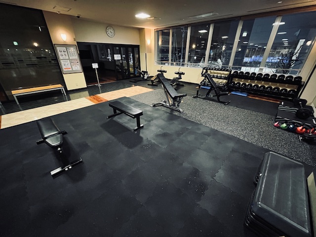リニューアルGYM〈フリーウエイトエリア拡大②〉鏡増設！フラットベンチ2台、インクラインベンチ2台 広々としたダンベルエリア