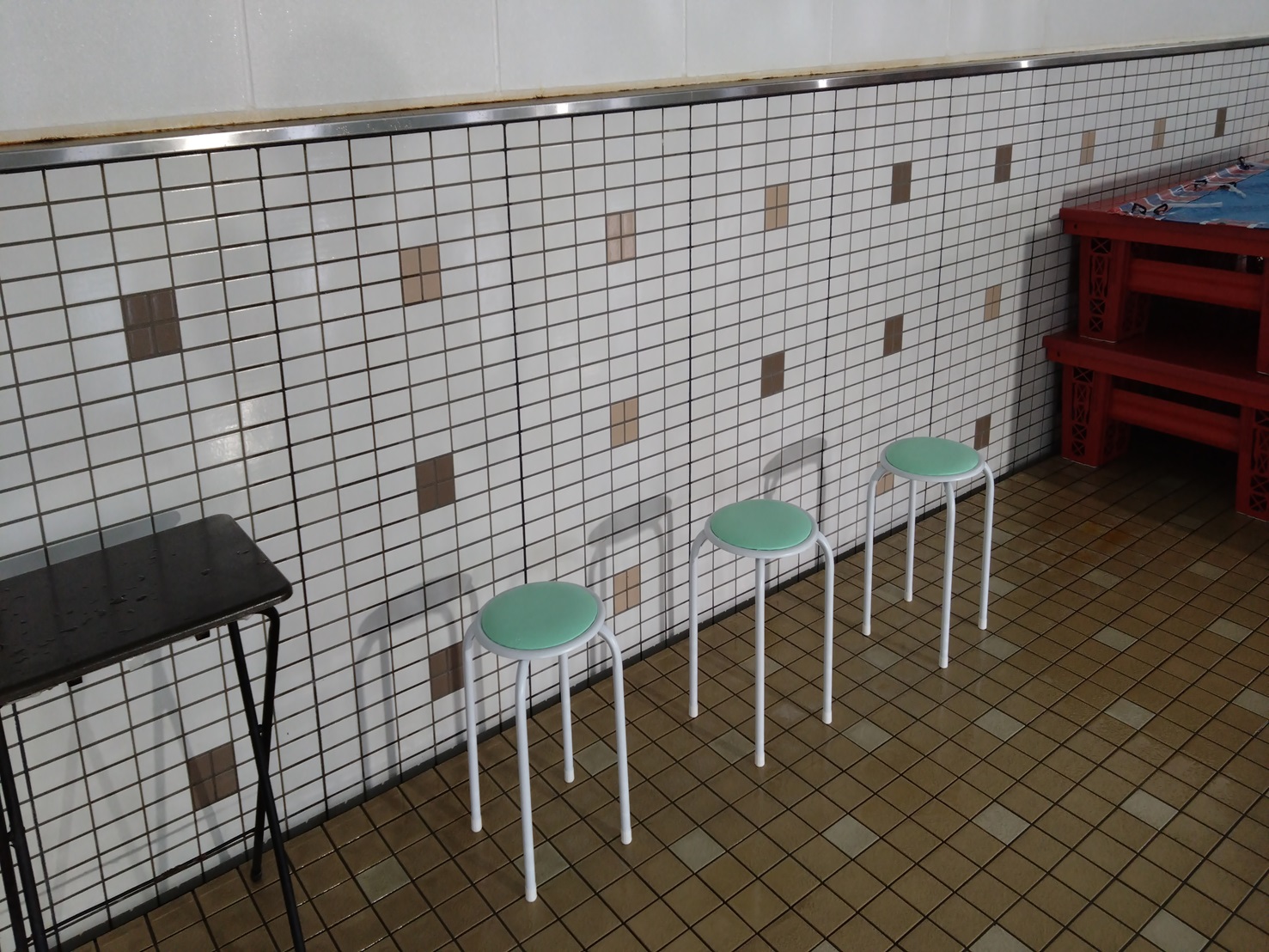 『保護者の方②』プールサイドで見学。頑張ってる姿を間近で見学しませんか。