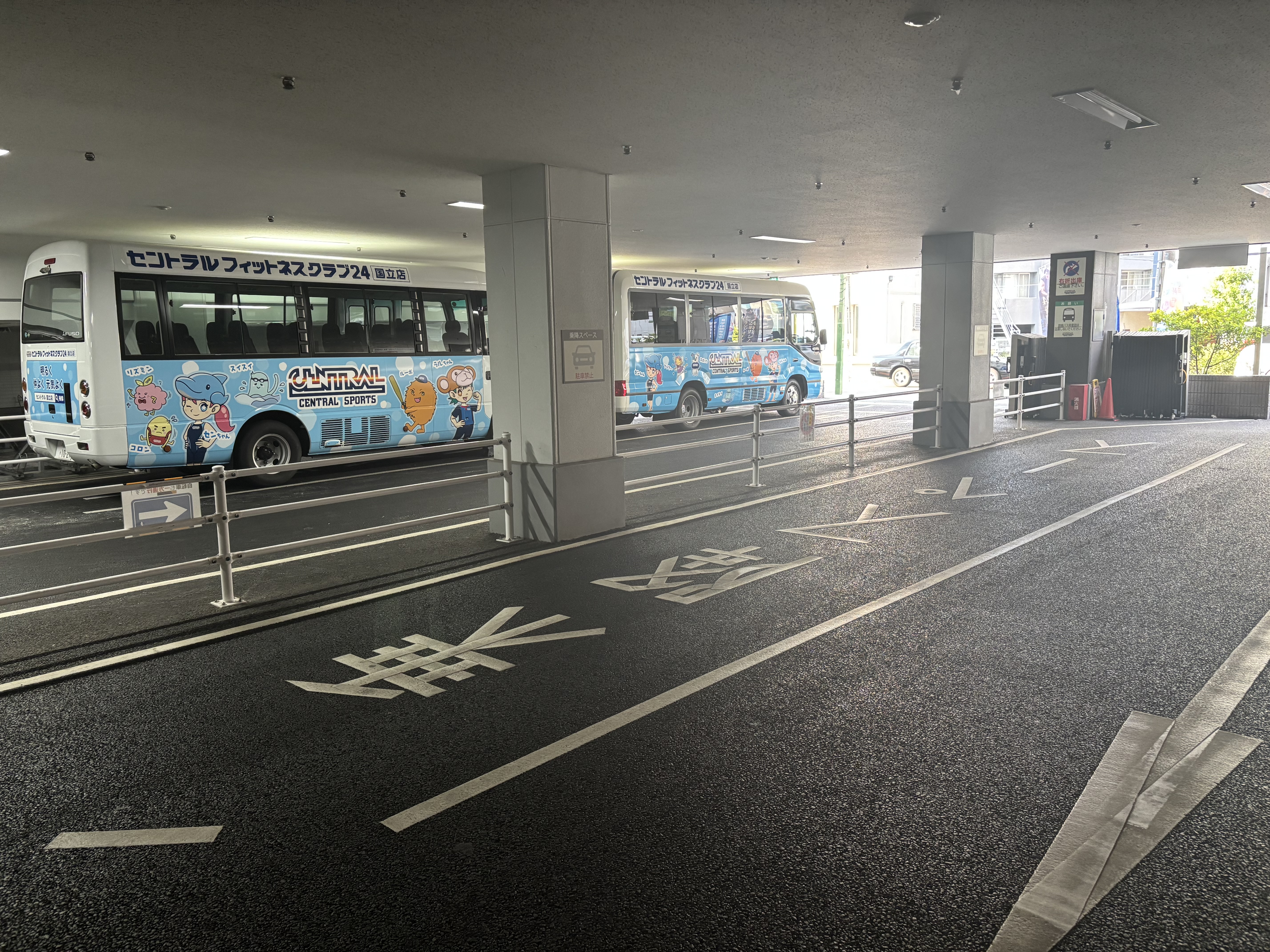 【駐車場　乗降スペース】送迎にご利用ください。短時間の停車にてご利用をお願いいたします。