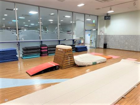 【キッズ】セントラルスポーツの体育スクールは小学校の授業内容に合わせて指導します。様々な種目にチャレンジし総合的な運動能力を養います。