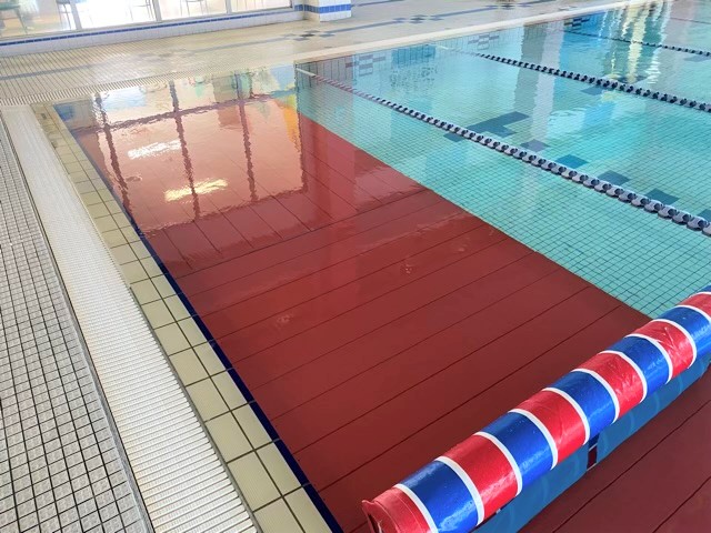 【キッズ】25m×6コース！水深1.0M (幼児クラスや水慣れクラスは赤台を入れて水深60cmです)、水温30度～31度 冬でも快適に指導を受けられます。
