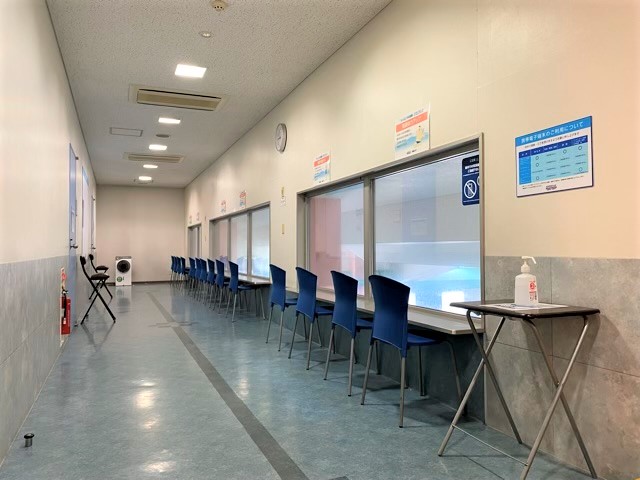 【ギャラリー】2階スクール保護者用ギャラリー。上からなので全体を見渡せます。スポーツ観戦感覚でどうぞ！