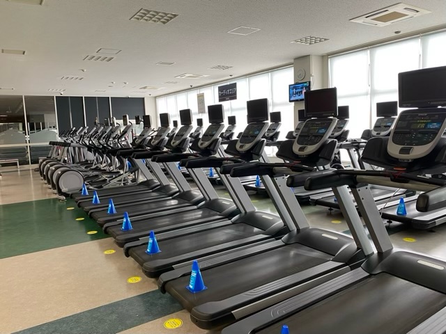 【ランニングマシン】歩いたり走ったり、気持ちよく身体を動かしましょう。大きな窓に向かって気分爽快！