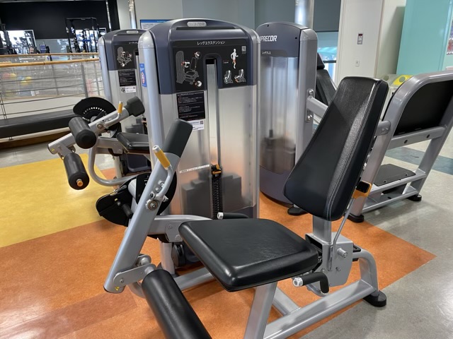 【レッグエクステンション】ももの前の筋肉を鍛えます。日常生活に必要不可欠な筋肉。弱くならないよう鍛えましょう。