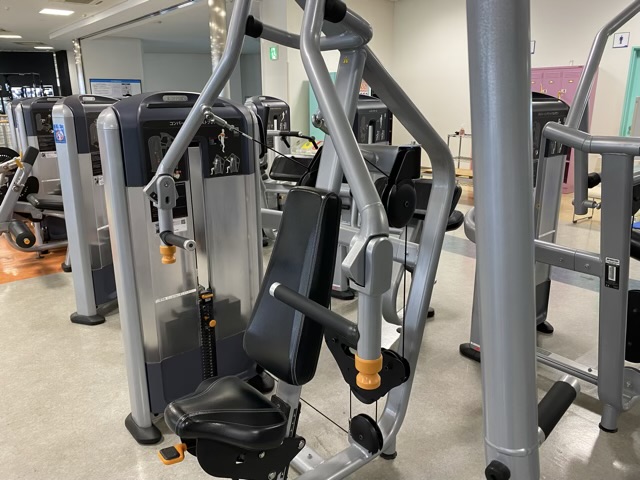 【コンバージングチェストプレス】胸板をきれいにしたい方必見。胸筋の中央を含めた胸全体に効く構造になっています！