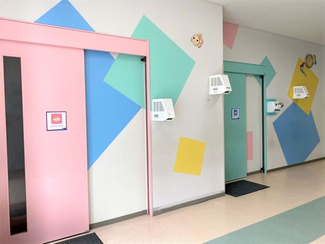 【キッズロッカー入口】ここで着替えましょう。体育やダンスはおうちで着て来たら直接練習場に行ってもOKです！