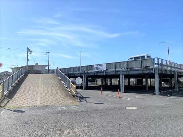 【立体駐車場】平面駐車場の他、立体駐車場も完備。2階は余裕をもって駐車でき、1階は暑い日や雨でも平気です！