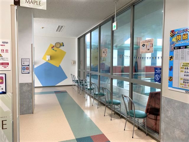 【ギャラリー】1階スクール保護者用ギャラリー。プールは1階ラウンジ、1階ギャラリー、2階ギャラリーの3か所からご観覧いただけます。