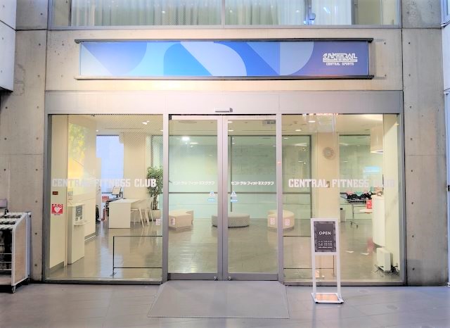 ＜入口＞B1F、セントラルロゴが目印です！