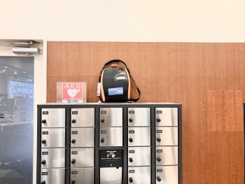 ＜1Fフロント＞AED（自動体外式除細動器）