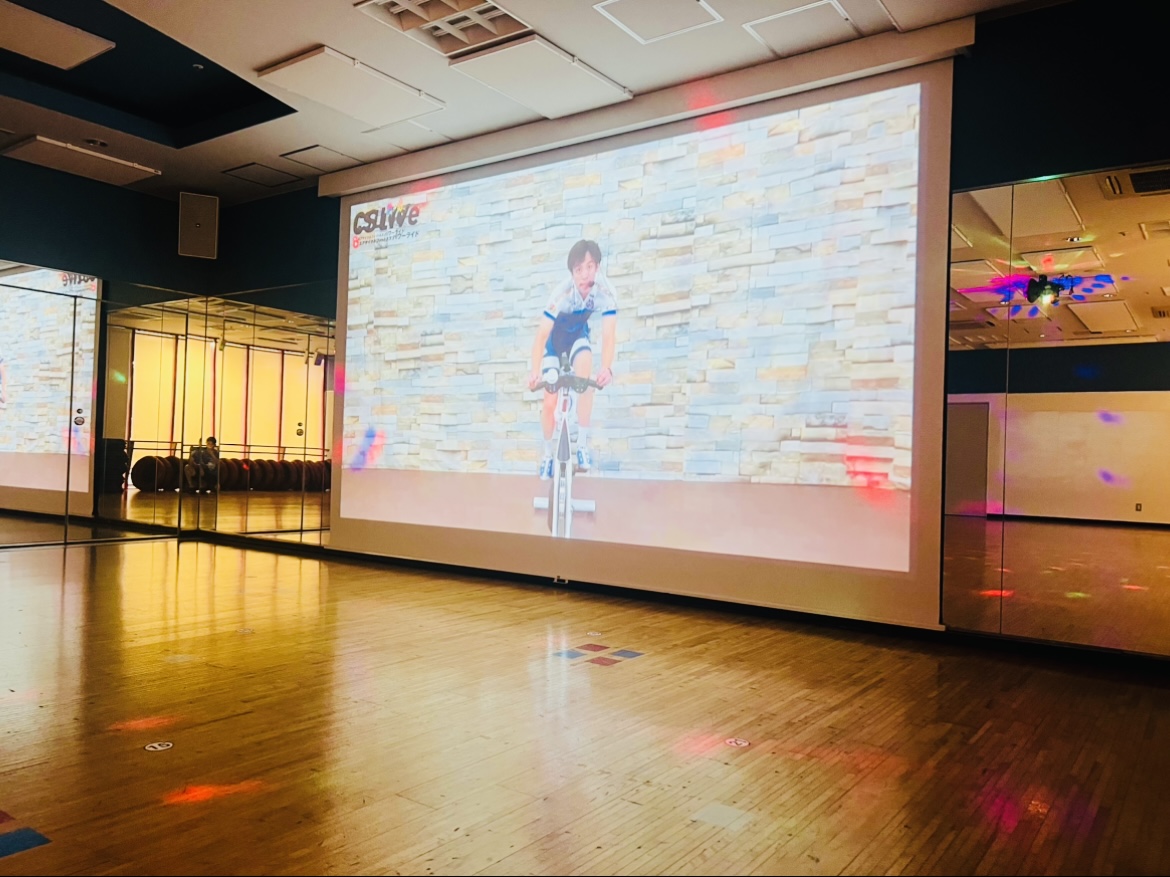 4階 第2スタジオ　 【CS Live】今話題のオンラインレッスン実施中！セントラルスポーツのトップインストラクターのレッスンが大型スクリーンで参加可能です。
