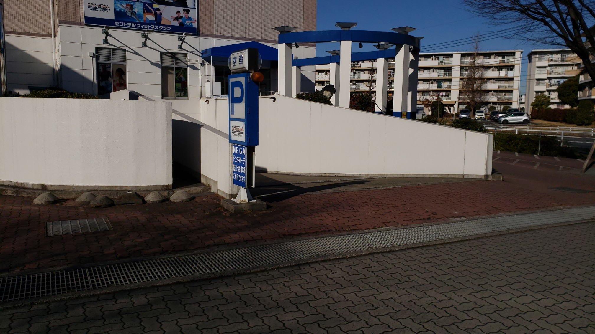 地下駐車場入り口